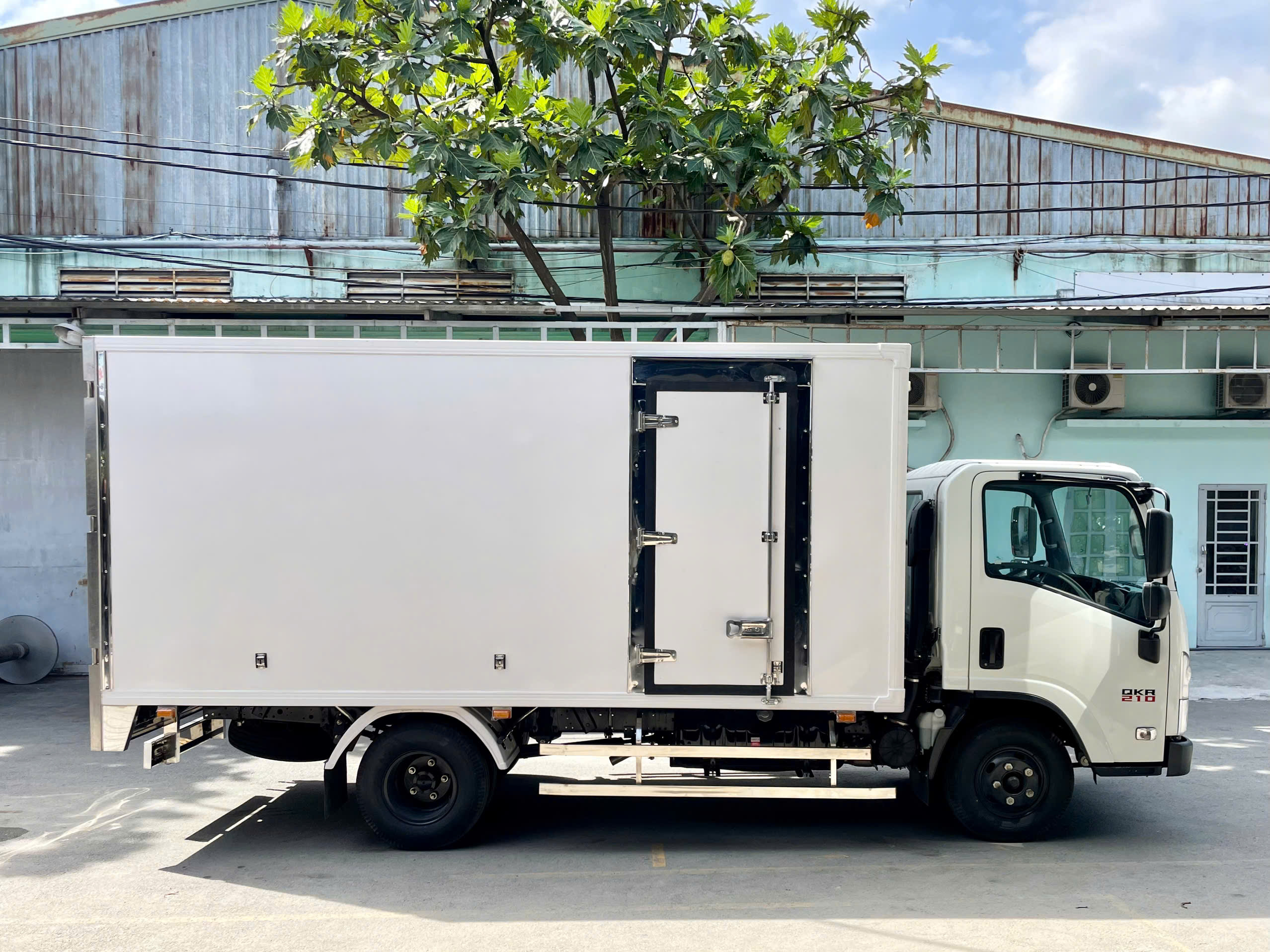 ISUZU QKR210 - THÙNG KÍN COMPOSITE - Hình ảnh 2